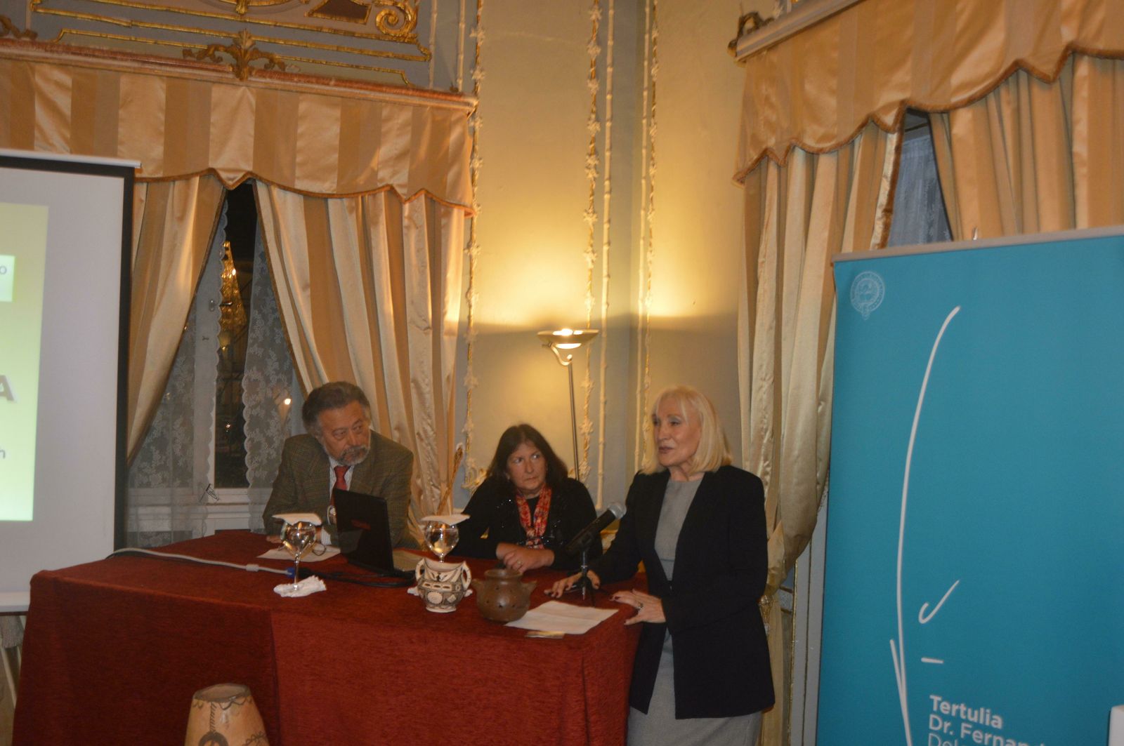 Antonio Ramos-Gil, la ponente María Lazarich González y Susi Cigüela, durante la presentación, en el Casino Gaditano.