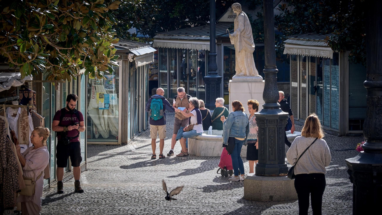 Turistas en la Plaza de Las Flores, rodeados de quioscos vacíos, en una imagen de archivo.