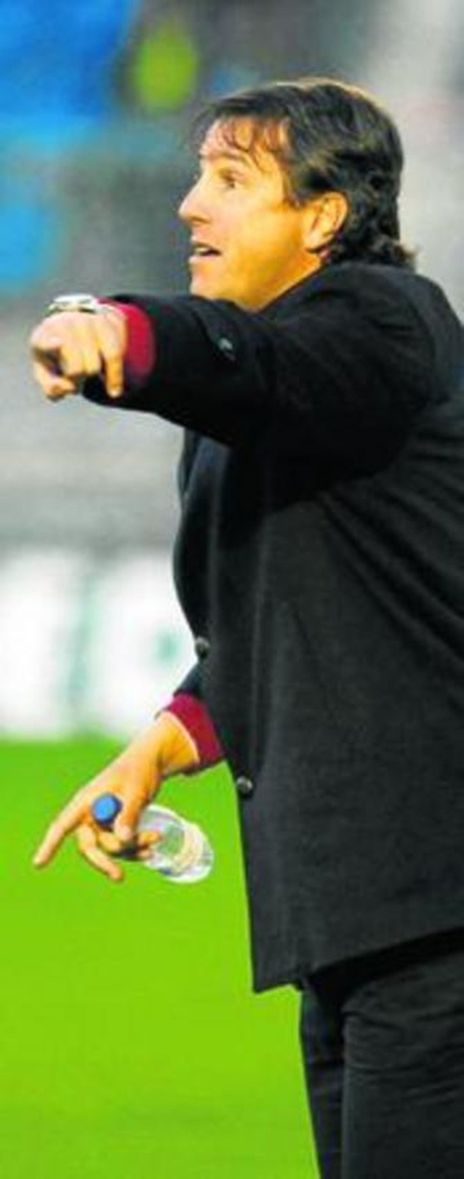 Jose González da instrucciones desde la banda.