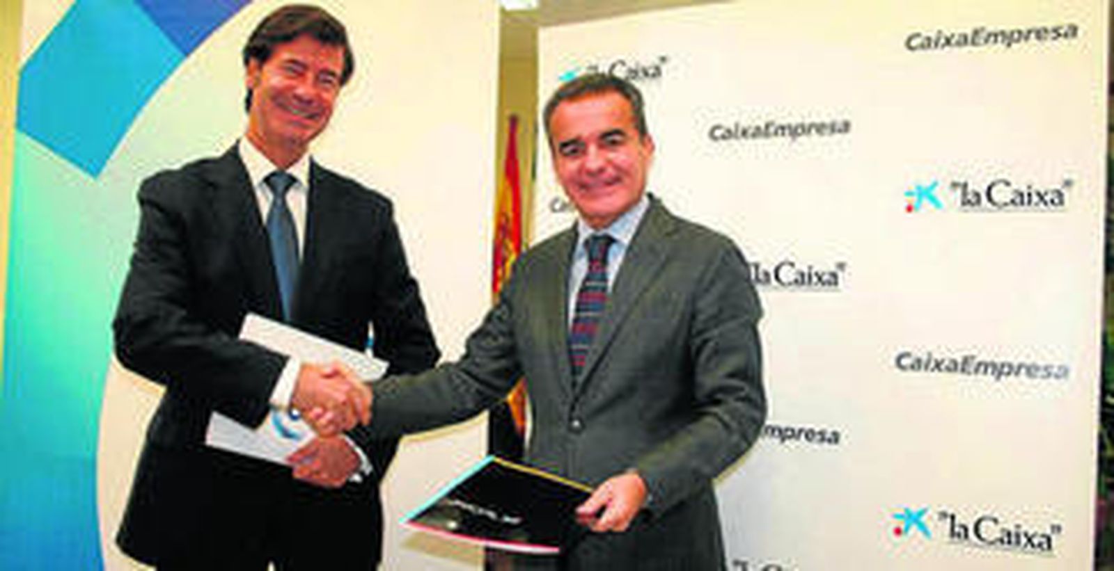 Miguel Rus, presidente de la CES, y Rafael Herrador, director territorial de Andalucía Occidental de CaixaBank.