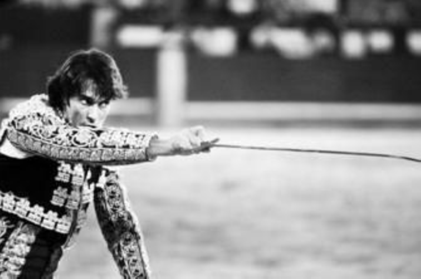 Francisco Javier Corpas, entrando a matar ayer a uno de sus toros en Las Ventas.