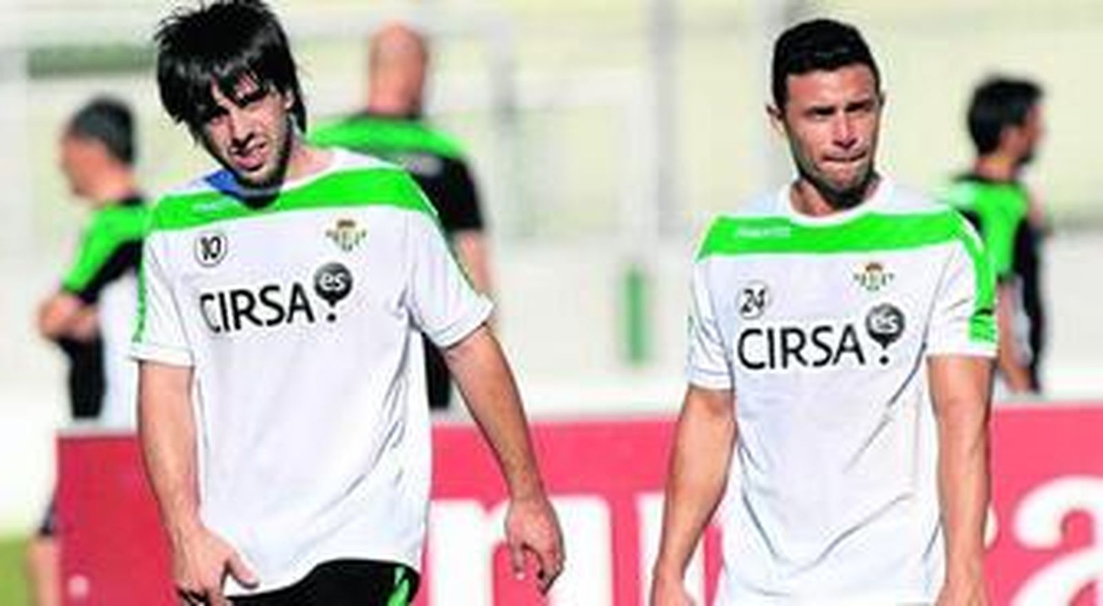 Beñat y Rubén Castro, exhaustos en los minutos finales de uno de los entrenamientos de la semana.