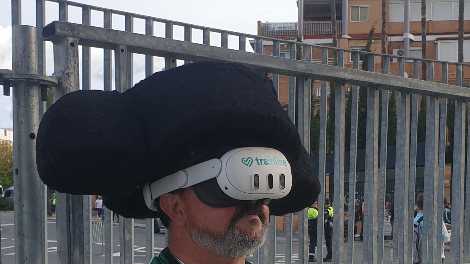 Un hincha con las gafas de realidad extendida.