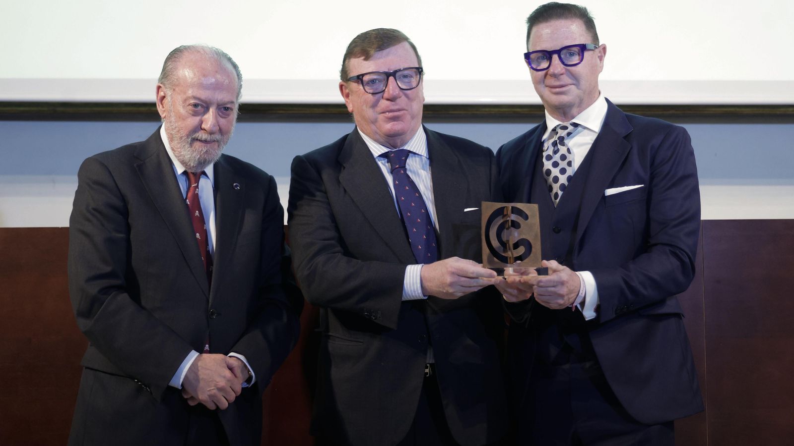 Los premiados Jorge y César Cadaval junto al presidente de la Diputación de Sevilla, Fernando Rodríguez Villalobos.
