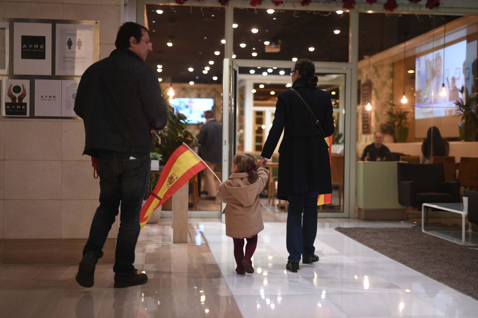 Una familia entra en el hotel donde se congrega Vox.