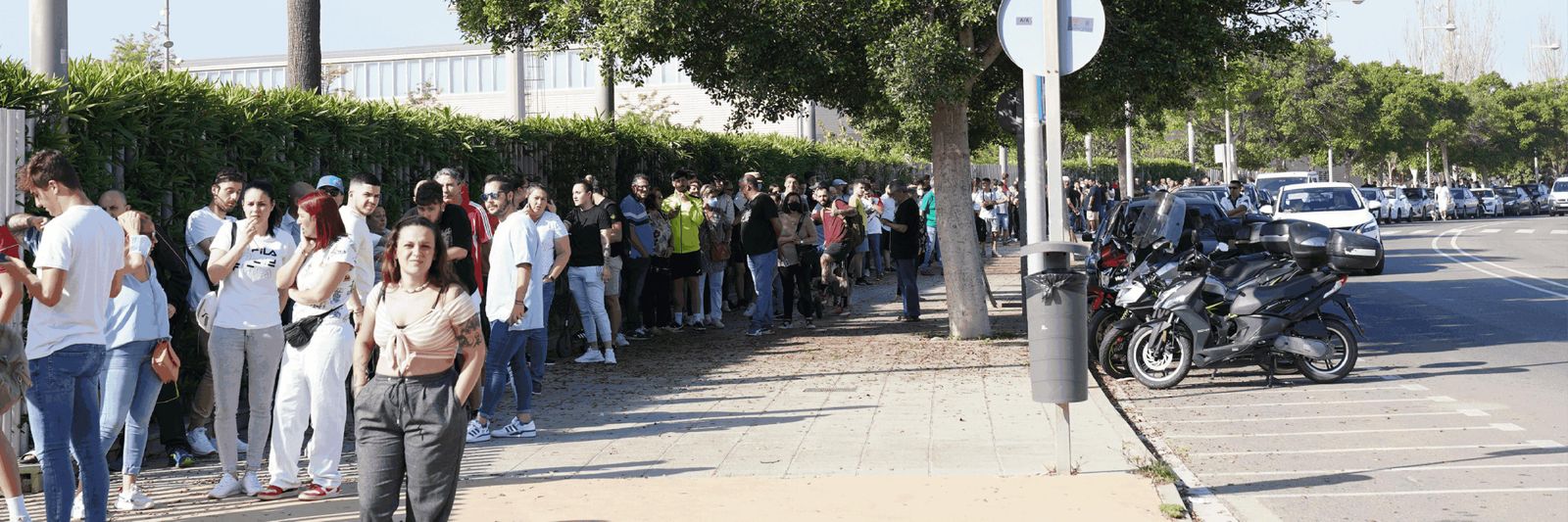 Imagen de la cola que daba la vuelta al Palacio Mediterráneo