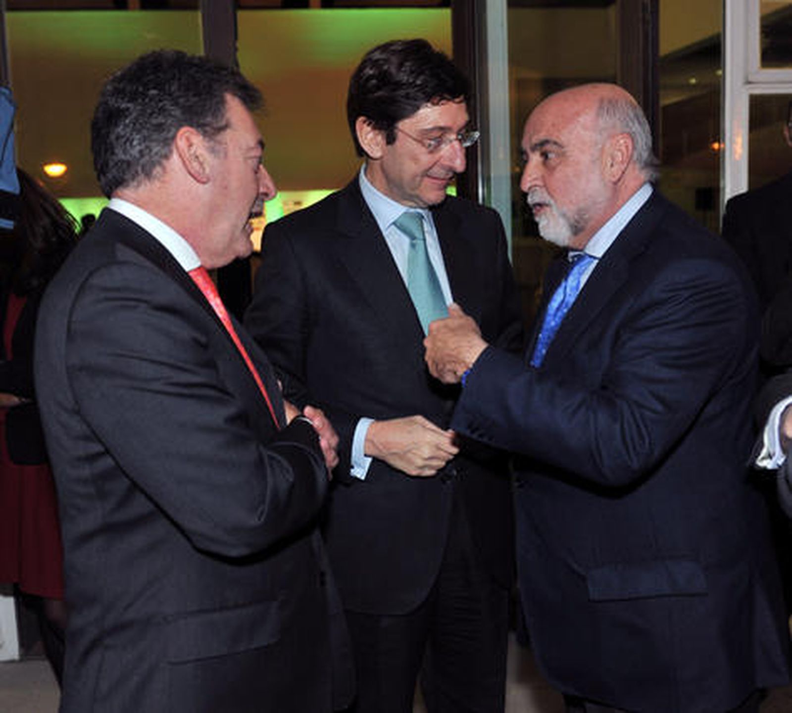 Alfonso Balduque, José Ignacio Goirigolzarri y Antonio Carrillo, secretario general de la CEA.

Foto: Juan Carlos Vazquez/Manuel Gomez