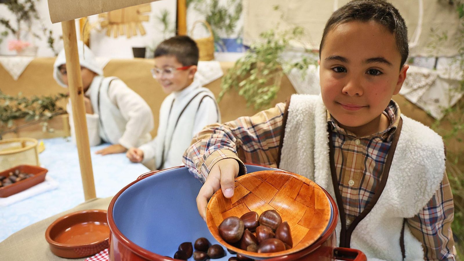 Un pequeño muestra sus castañas.