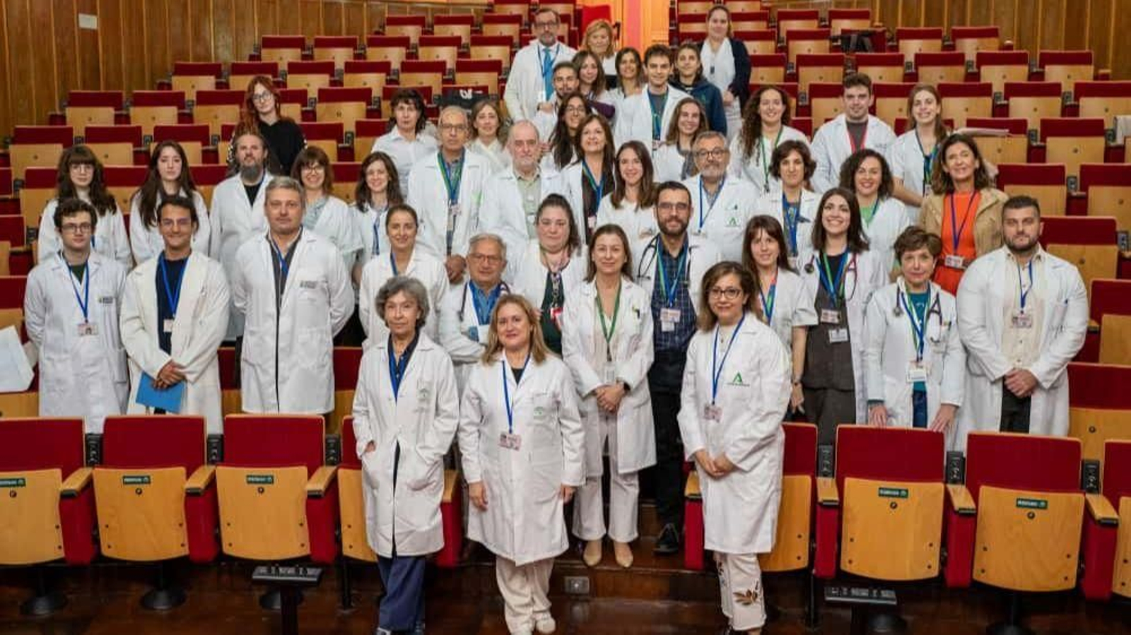 La jefa de servicio, Concepción Morales, en el centro, junto gran parte del equipo