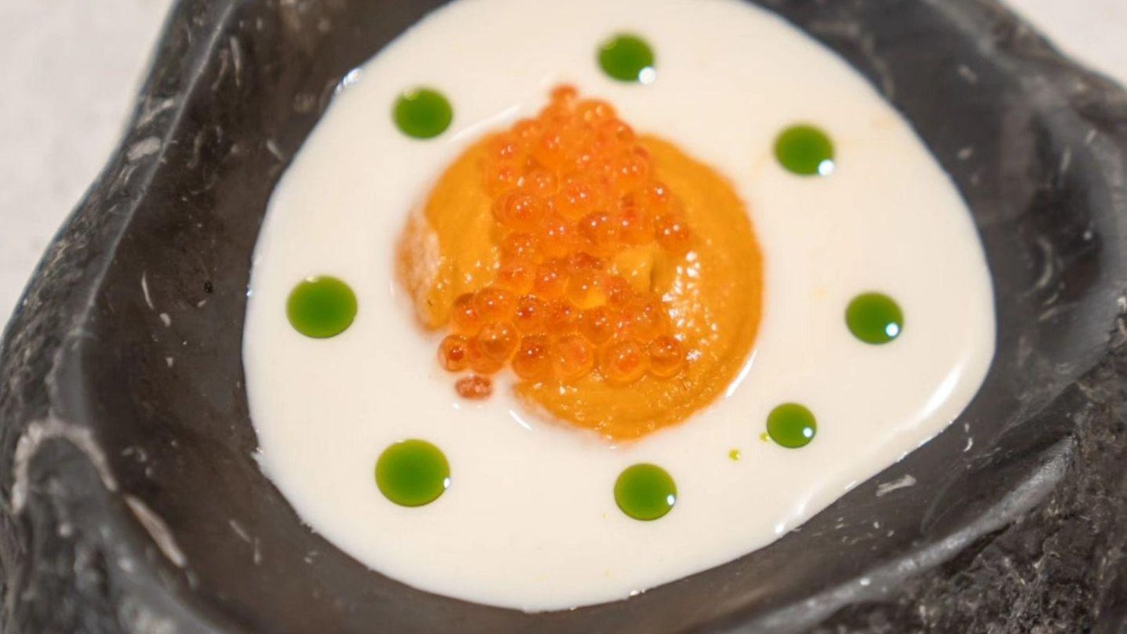 Ajo colorado de mejillones en escabeche,con ajo blanco andaluz Aceite de perejil y huevas de trucha de los pirineos