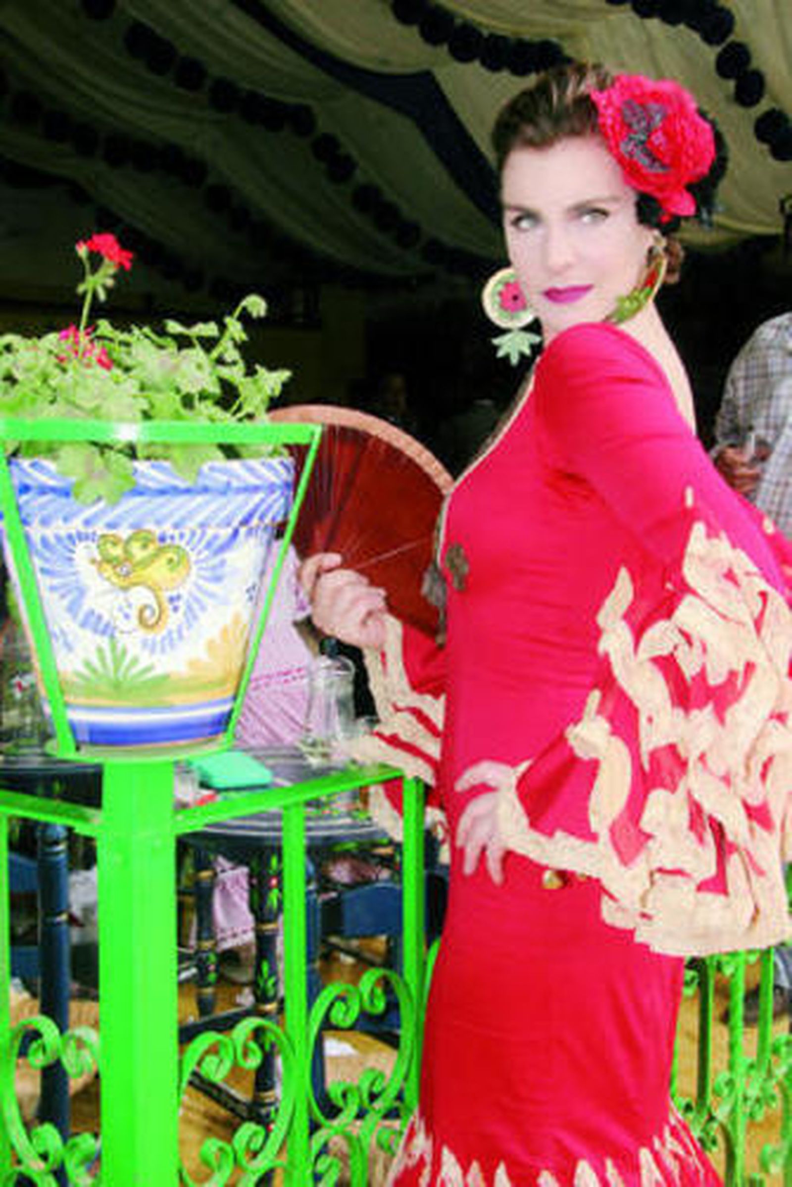 1. Antonia dell'Atte, de Aurora Gaviño, movilizó la calle con su sola presencia. 2. Sara de la Cruz, concursante de 'Se llama copla', los diseñadores Hermes Govantes y Ángeles Verano, y Sonia González, mujer de Hermes. 3. La presentadora Ana Rosa Quintana, y su marido, el empresario sevillano, Juan Muñoz, no suelen faltar a su cita con la Feria.  4. Mariló Montero, Bertín Osborne y Fabiola Martínez, muy sonrientes.