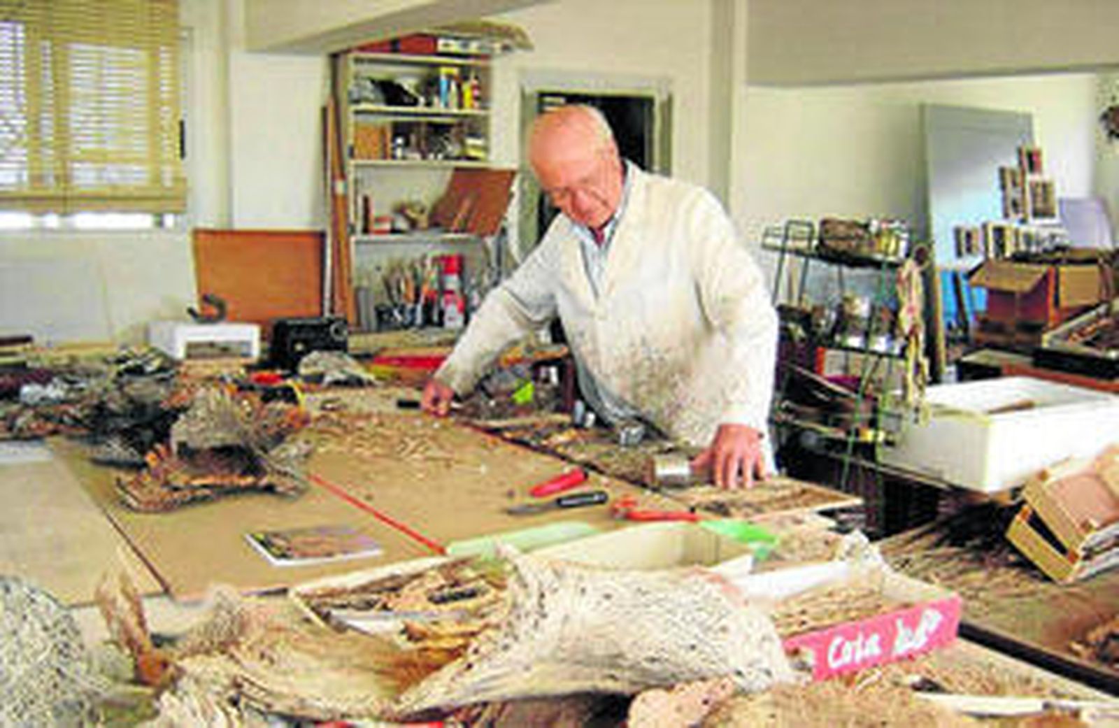 Juan Ruiz Miralles trabajando en su taller con la fibra de chumbera seca.