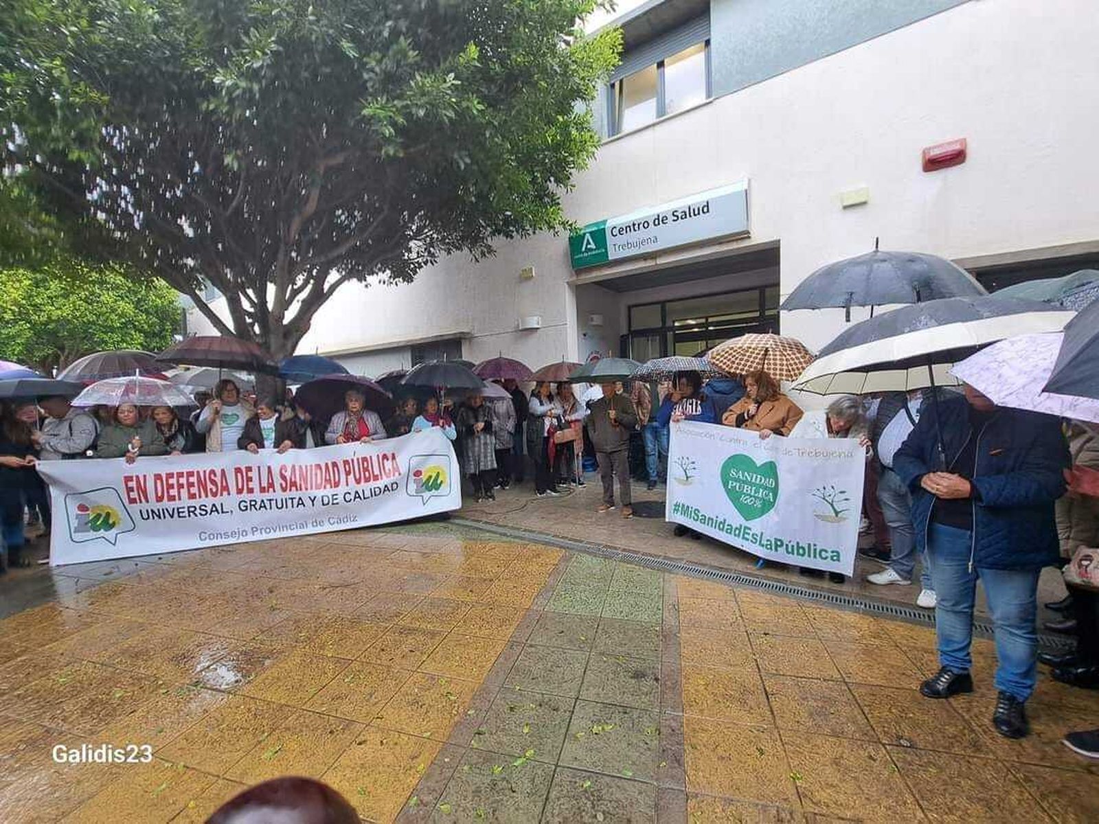 La concentración convocada por el Ayuntamiento de Trebujena que se ha celebrado este jueves junto al centro de salud de la localidad.