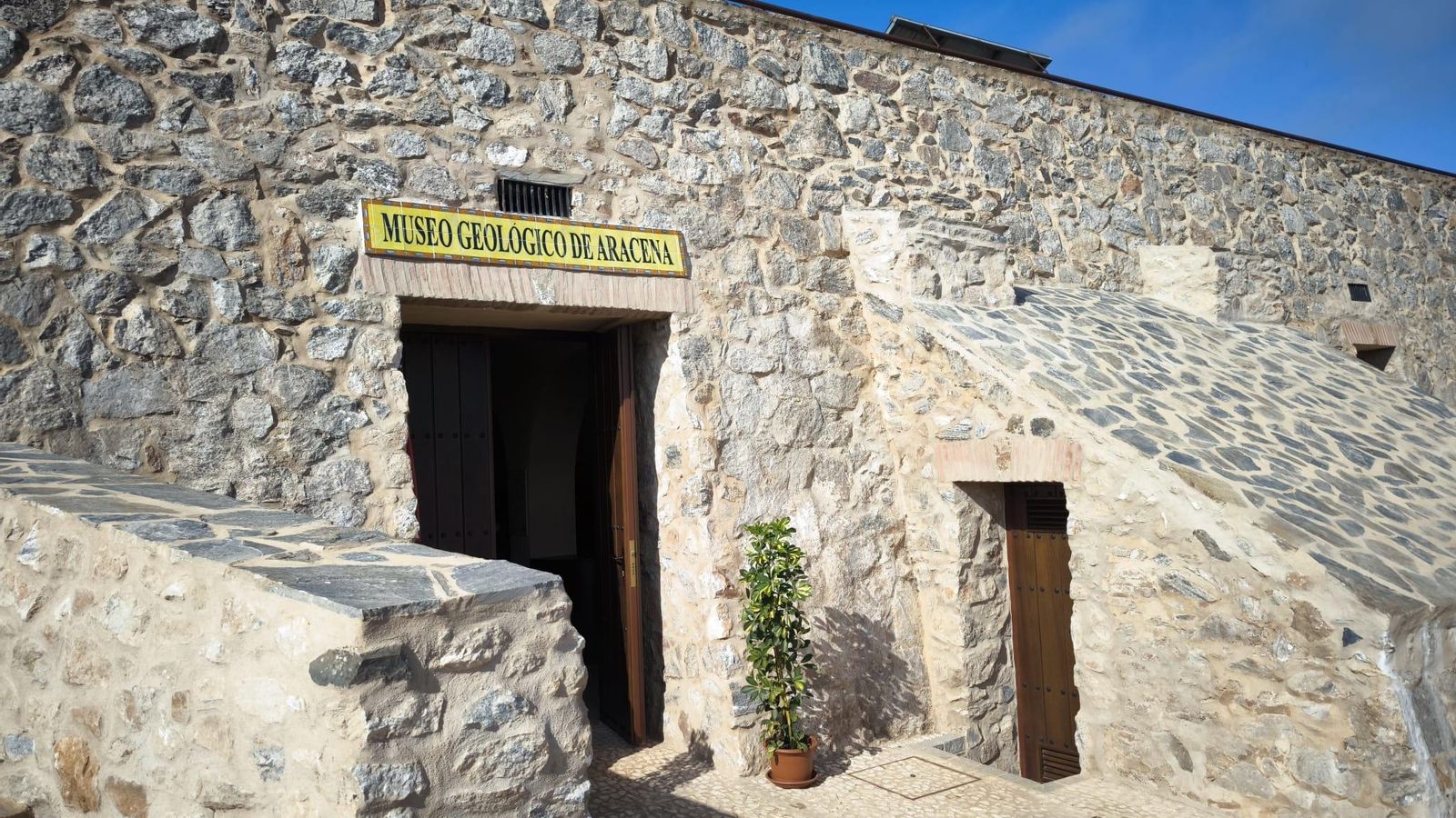 Entrada al nuevo Museo Geológico de Aracena Entrada al nuevo Museo Geológico de Aracena