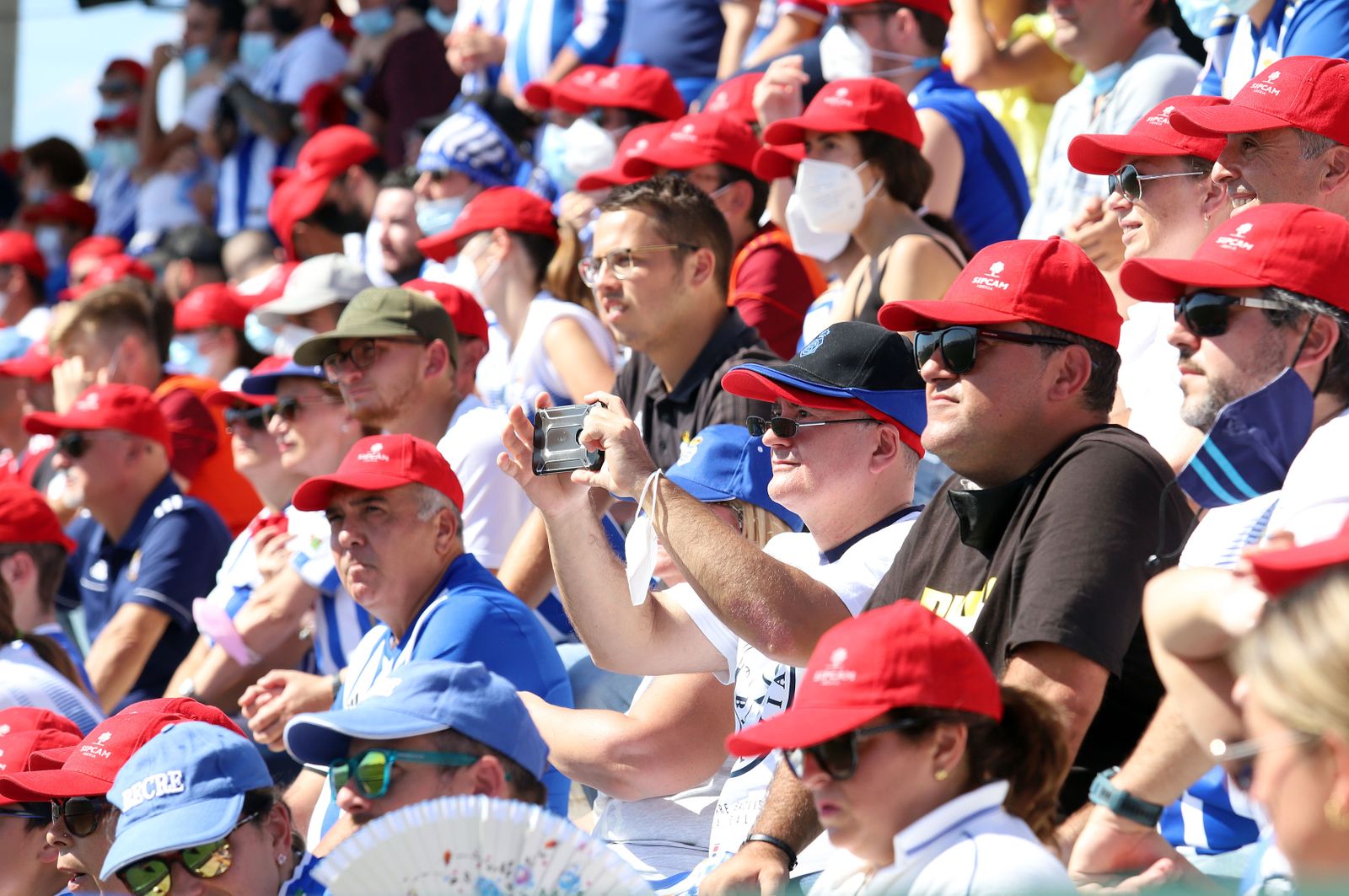 Imágenes de la afición más fiel del Recre en su visita al campo del Antoniano