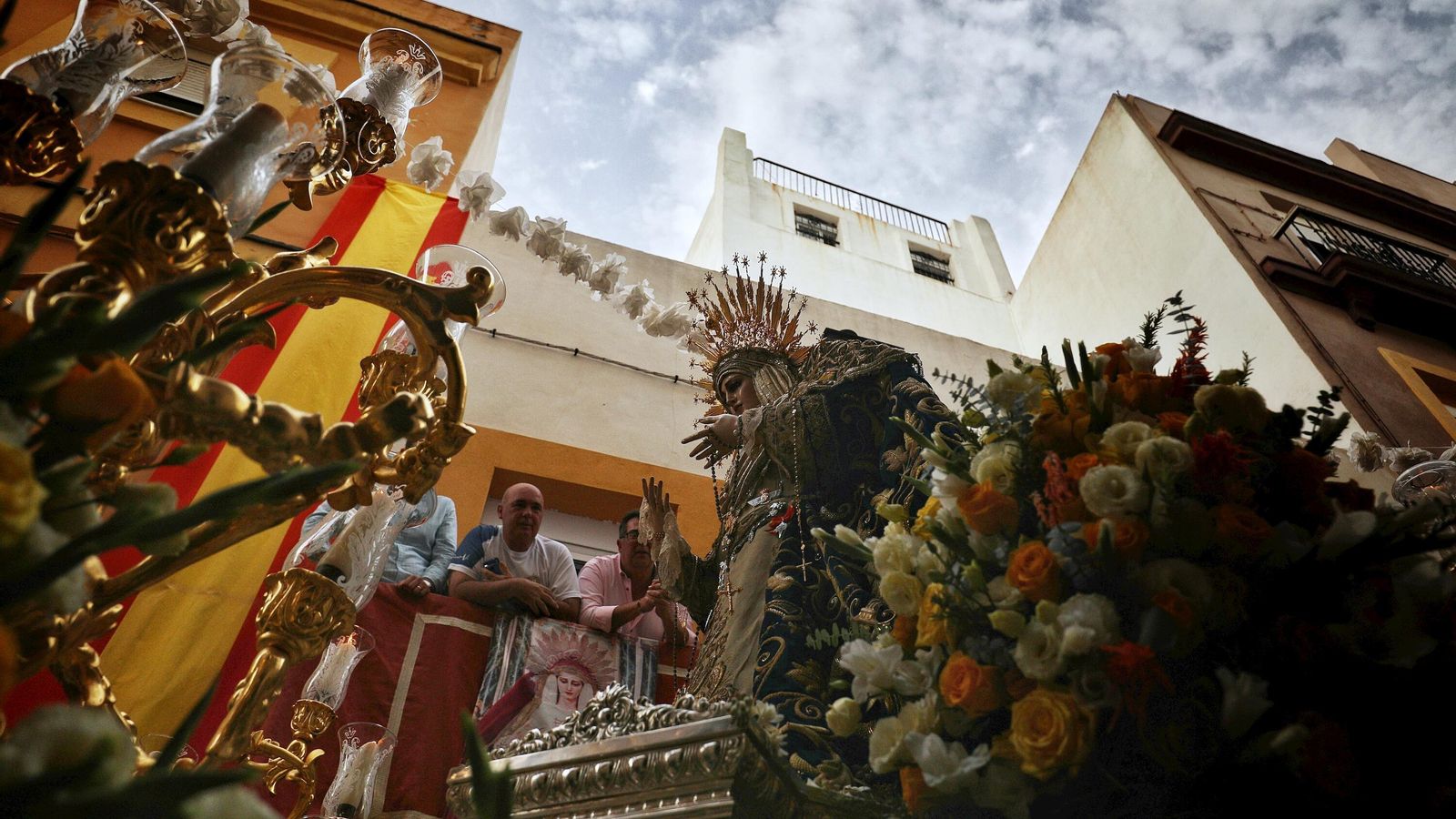 La Dolorosa de La Palma avanza con las calles de Santa María exornadas y ante la mirada de los vecinos.