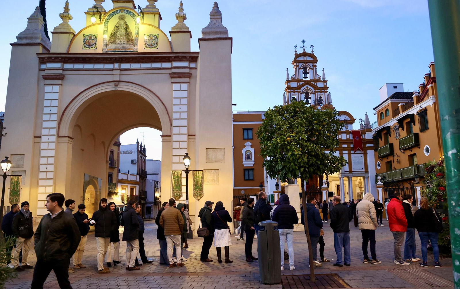 La cola de fieles superaba el Arco de la Macarena desde el amanecer.