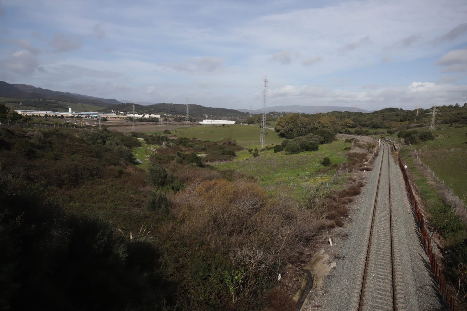 Las vías del tren en el entorno de Botafuegos, en Algeciras.