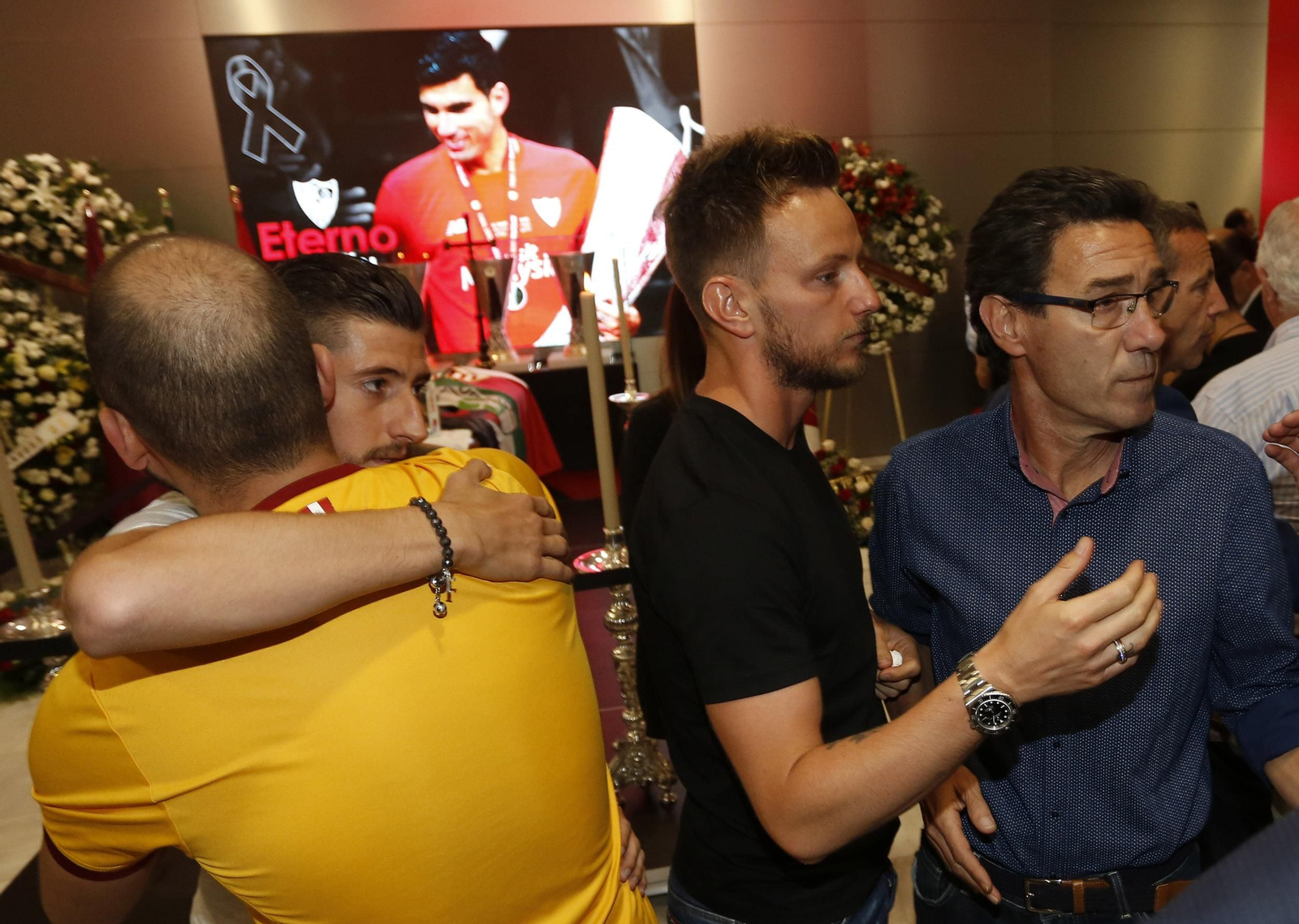 Rakitic, en la capilla ardiente de José Antonio Reyes.