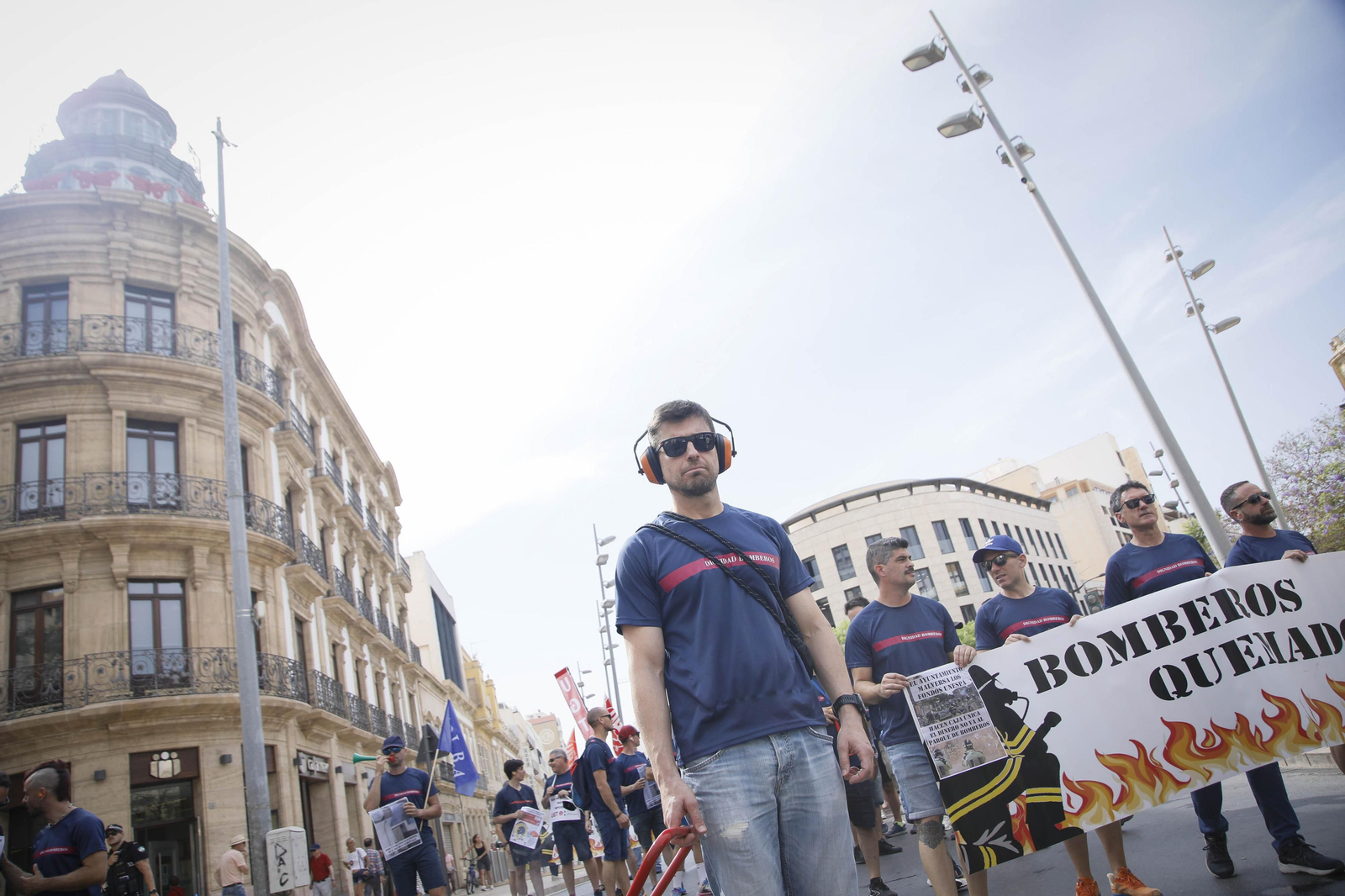 Manifestación de los bomberos quemados de Almería, en imágenes