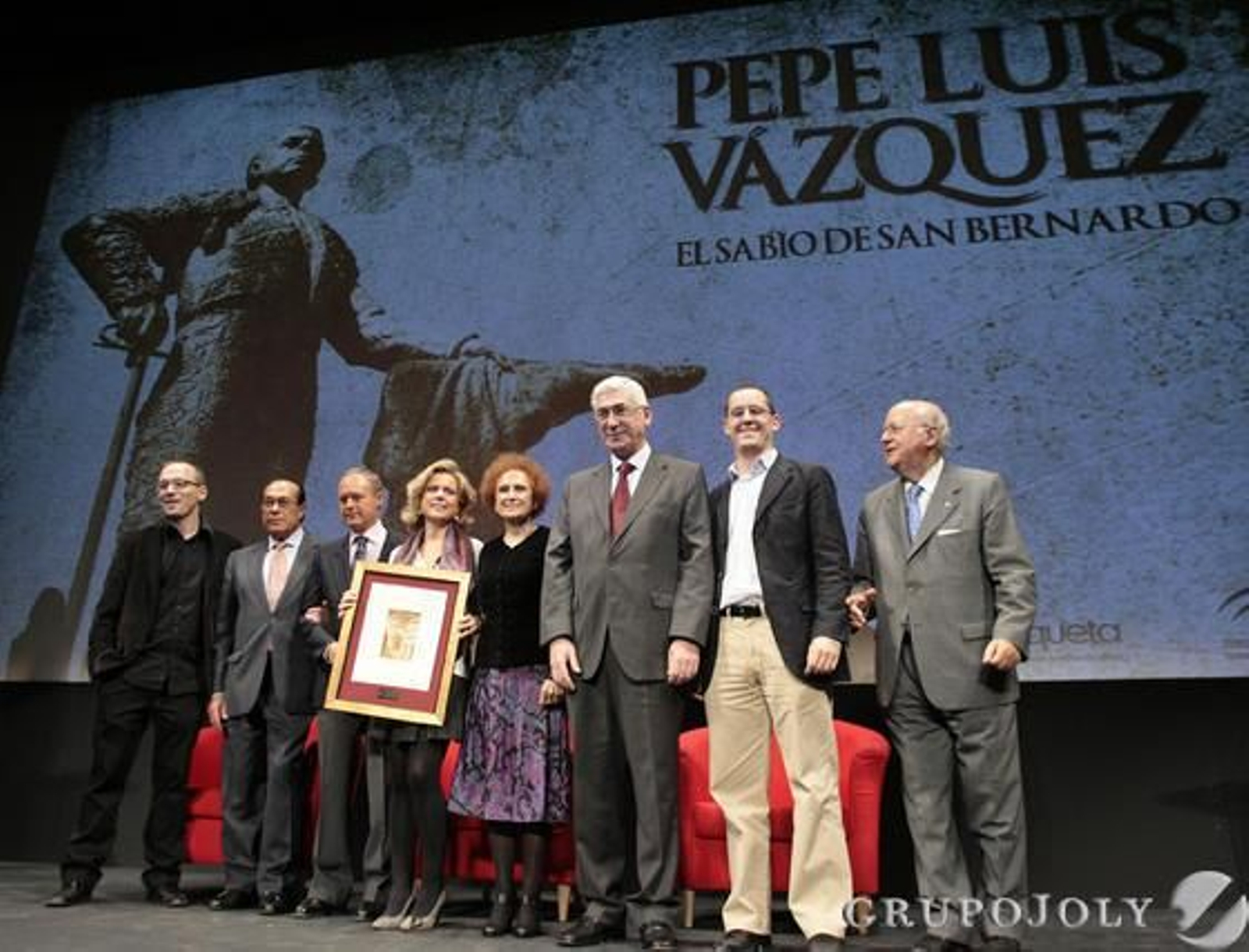 Olmo Figueredo, productor del documental, Curro Romero, Pepe Luis Vázquez Silva, Mercedes Vázquez Silva, hijos del diestro, Mercedes Silva, José Antonio Gómez, viceconsejero de Gobernación, Manuel H. Martín, director del documental, y el periodista Nicolás Salas, en el tributo que el Festival de Cine de Sevilla brindó al maestro en 2009.

Foto: Juan Carlos Muñoz