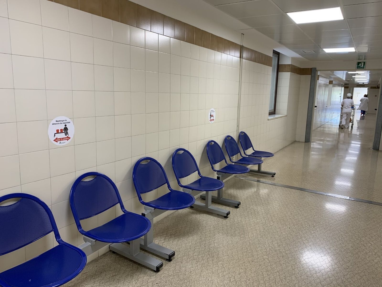 Asientos en el Hospital Regional en los que se indica que se guarde la distancia de seguridad.