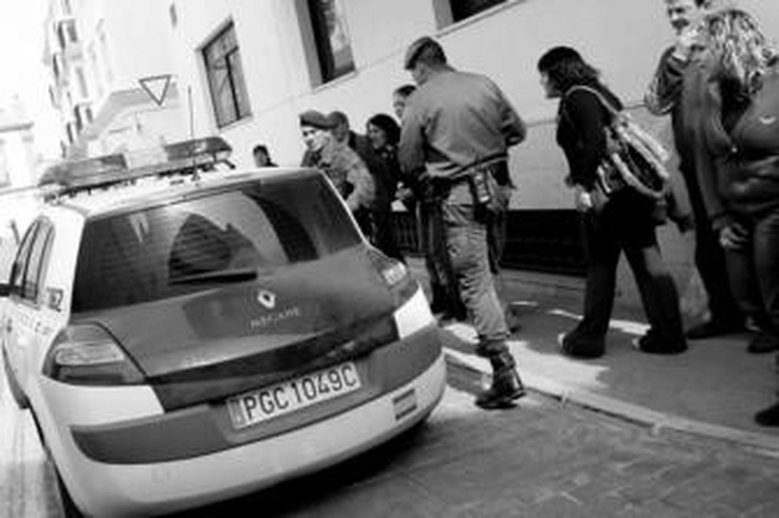 1. Varias personas increpan al presunto autor de la muerte de la joven conileña Dolores Amaya Ramírez cuando salía dentro de un coche de la Guardia Civil de los Juzgados de Chiclana, camino de la prisión. 2. El suegro de la víctima observa la llegada del detenido al Palacio de Justicia sobre las diez menos cuarto de la mañana de ayer 3. Un vecino del acusado del crimen atiende a los medios de comunicación. /Fotos: Lourdes de Vicente.