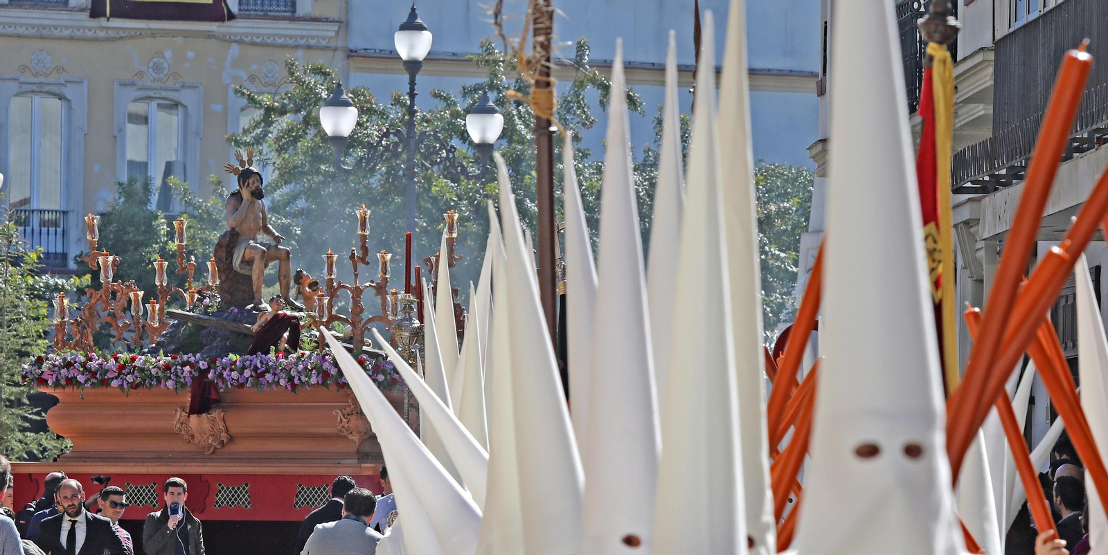 El pensativo Cristo de Humildad y Paciencia en el momento de dejar atrás ayer la plaza de las Angustias y coger por Santísima Trinidad, calle a la que su templo da nombre.