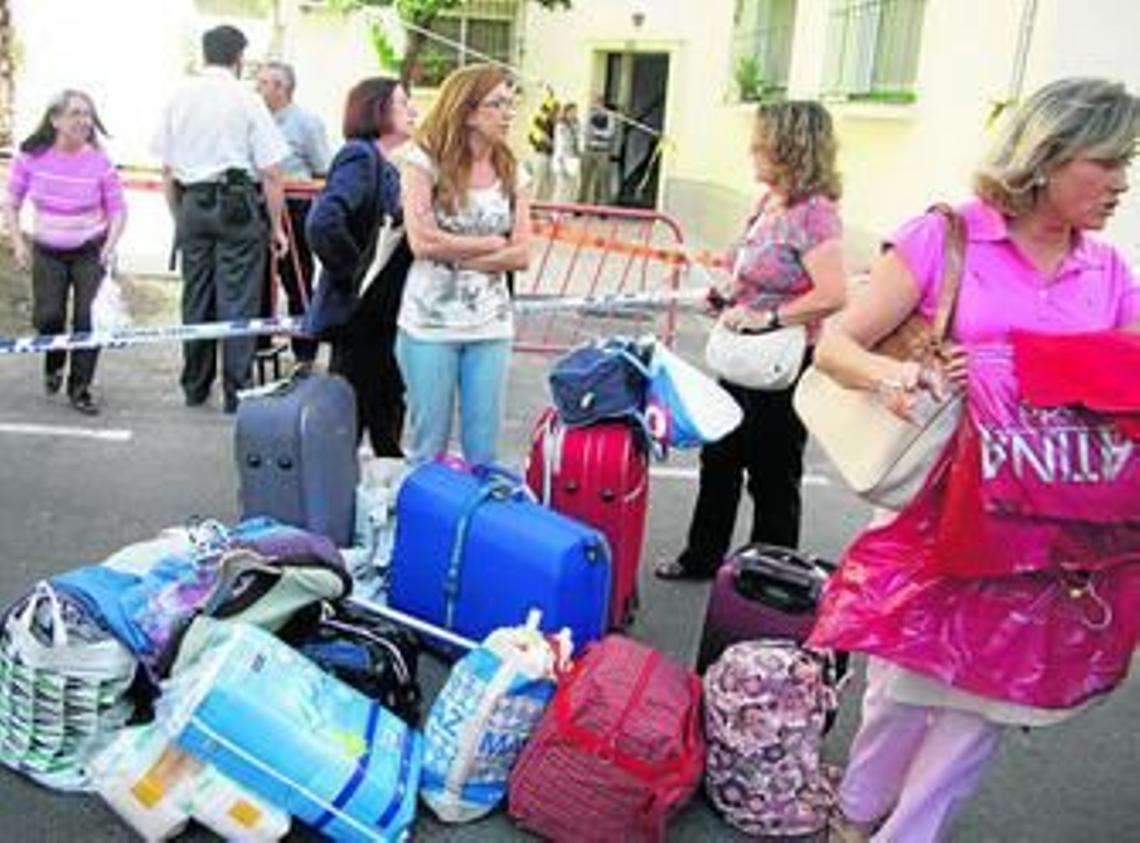 Algunas vecinas de los bloques afectados recogen ayer prendas y otros enseres de sus viviendas.