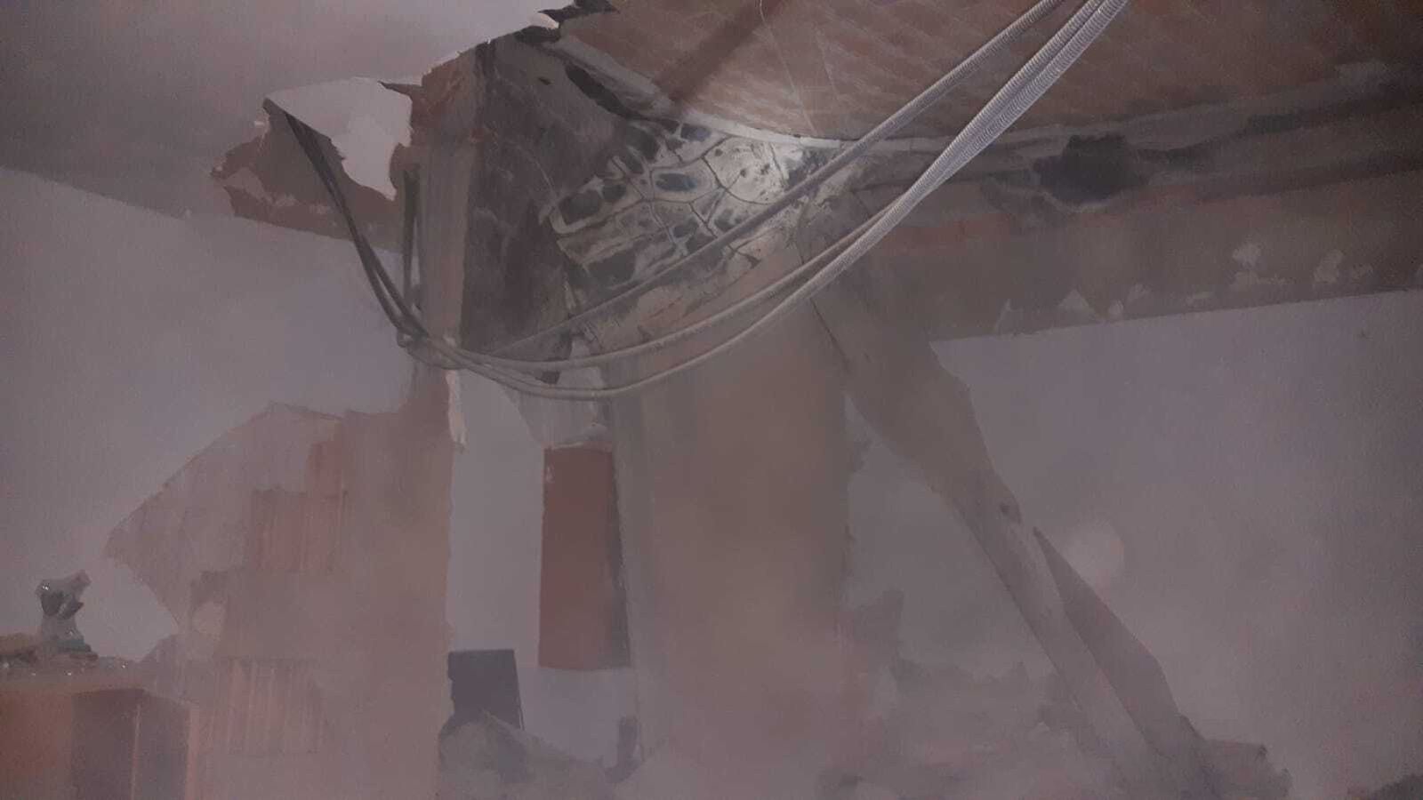 Imagen del techo forjado derrumbado en la tercera planta de la vivienda