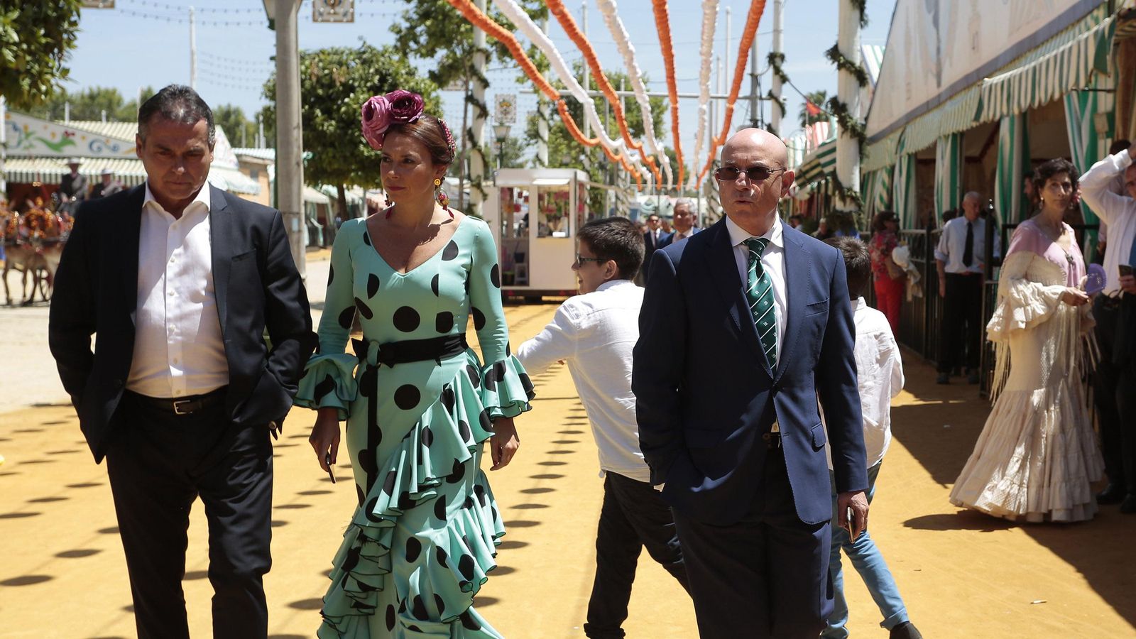 Alexis y Serra Ferrar caminan hacia la caseta donde almorzó el Betis.