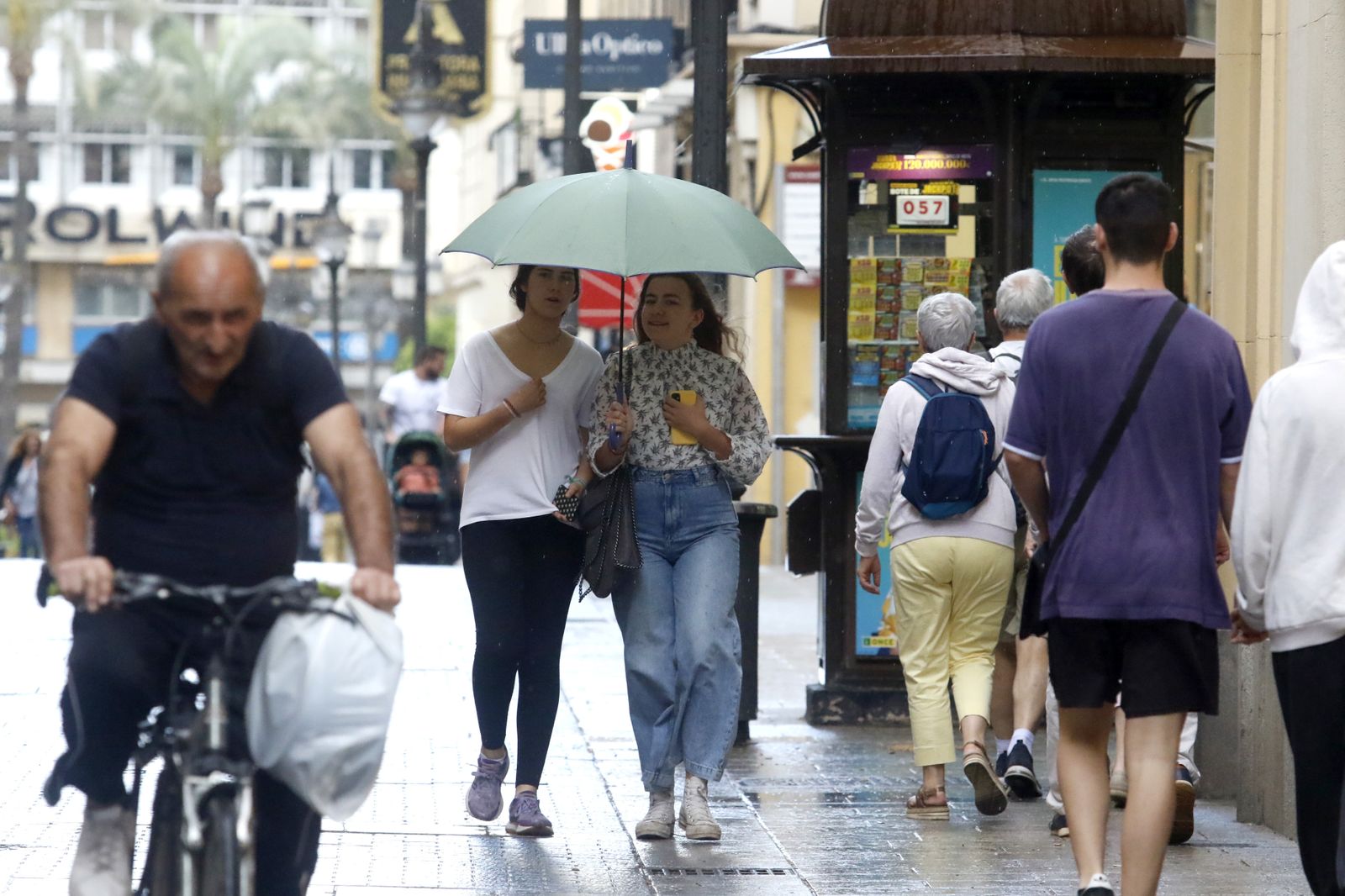 El puente de mayo se despide con lluvia en Córdoba, en imágenes