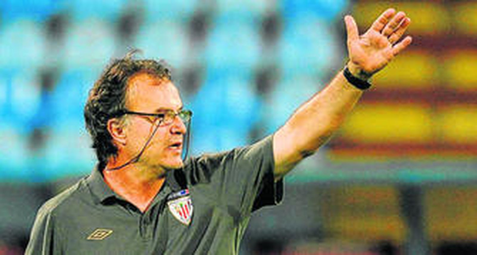 Marcelo Bielsa, dando instrucciones a sus futbolistas el domingo pasado en San Mamés.