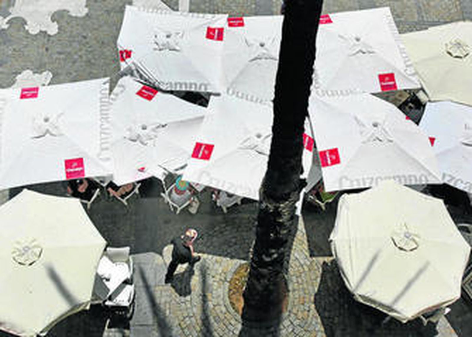 Terraza repleta de sombrillas de un popular restaurante de la capital gaditana.