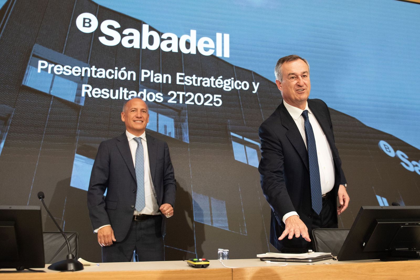 El consejero delegado de Banco Sabadell, César González-Bueno (dcha), y el director financiero, Sergio Palavecino.