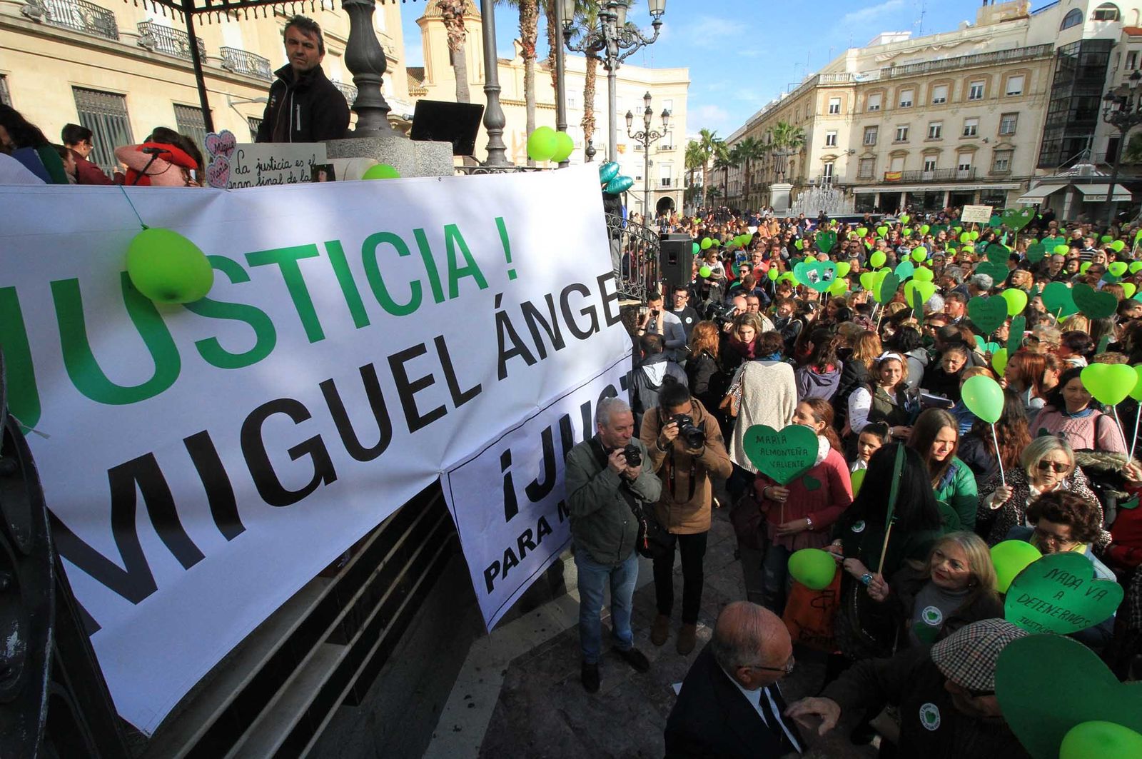 Imágenes de la concentración en la Plaza de las Monjas pidiendo justicia para las víctimas del doble crimen de Almonte
