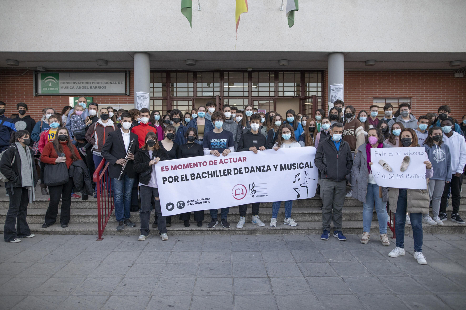 Concentración de los afectados en el Ángel Barrios de Granada.