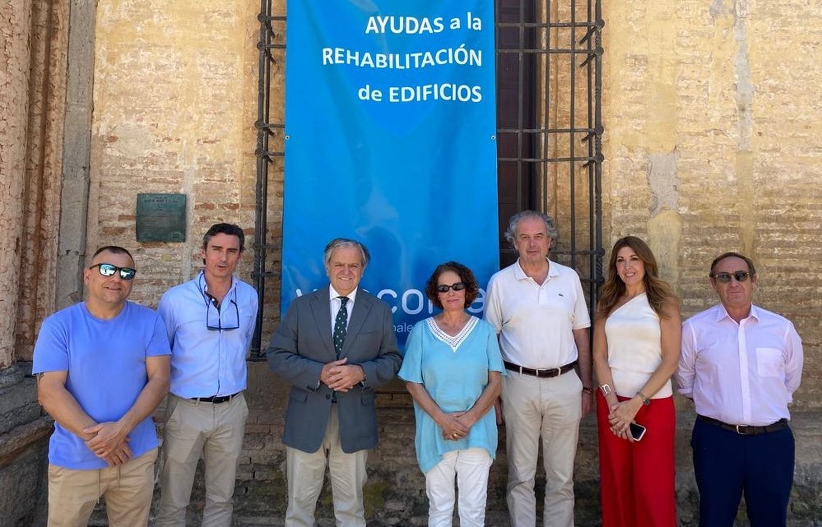 Salvador Fuentes, en el centro, con vecinos de la zona.