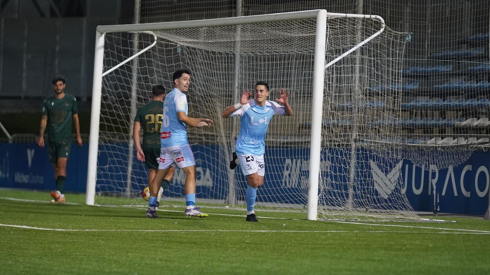 Diego Canty celebra un gol con el Ciudad de Lucena.