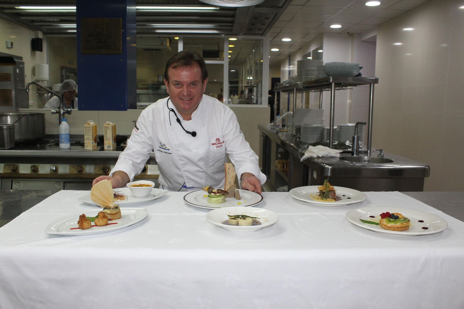 El chef Antonio Carmona posa junto a los platos del año pasado.
