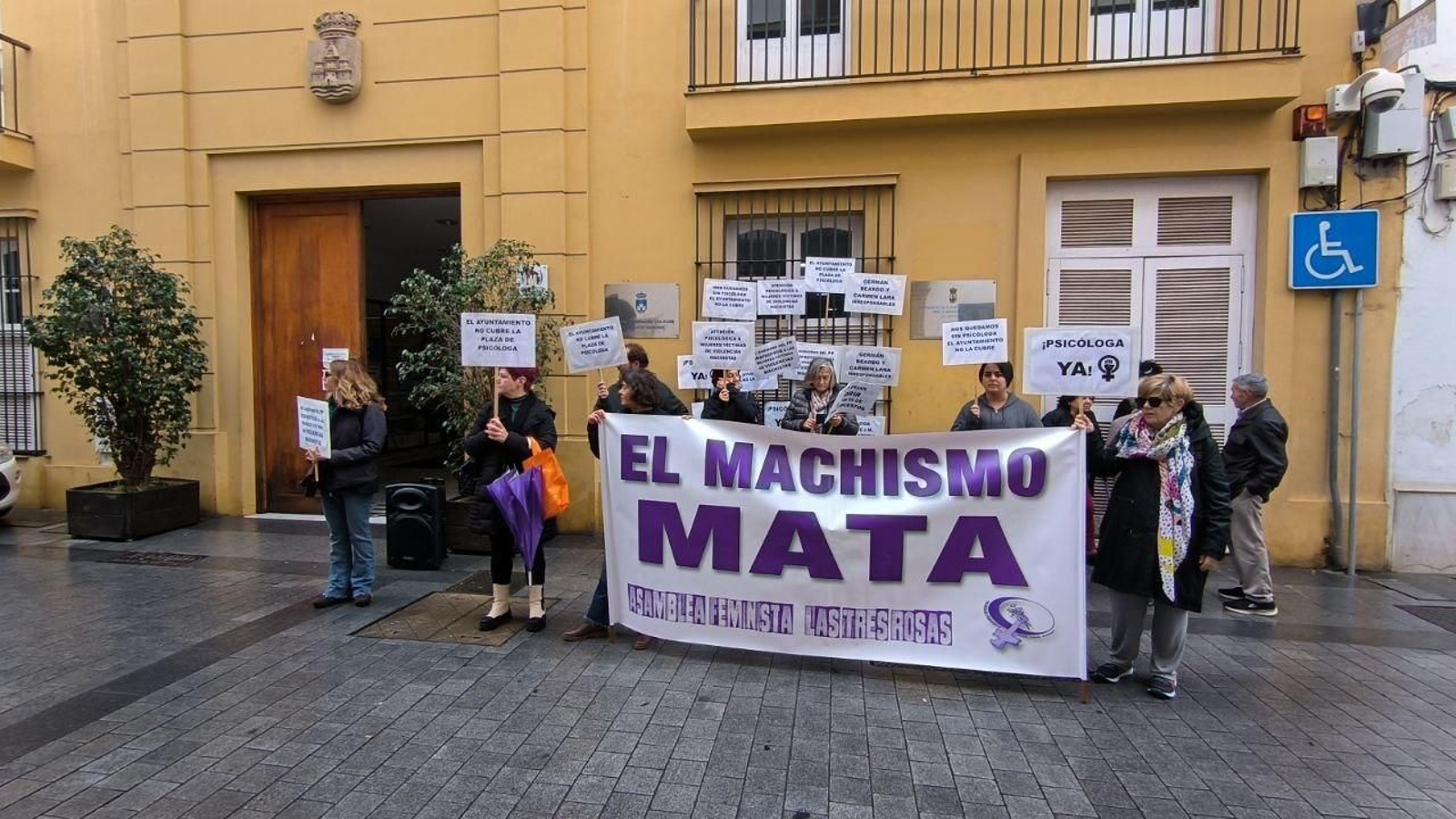 Una de las protestas llevadas a cabo a las puertas del Centro de la Mujer.