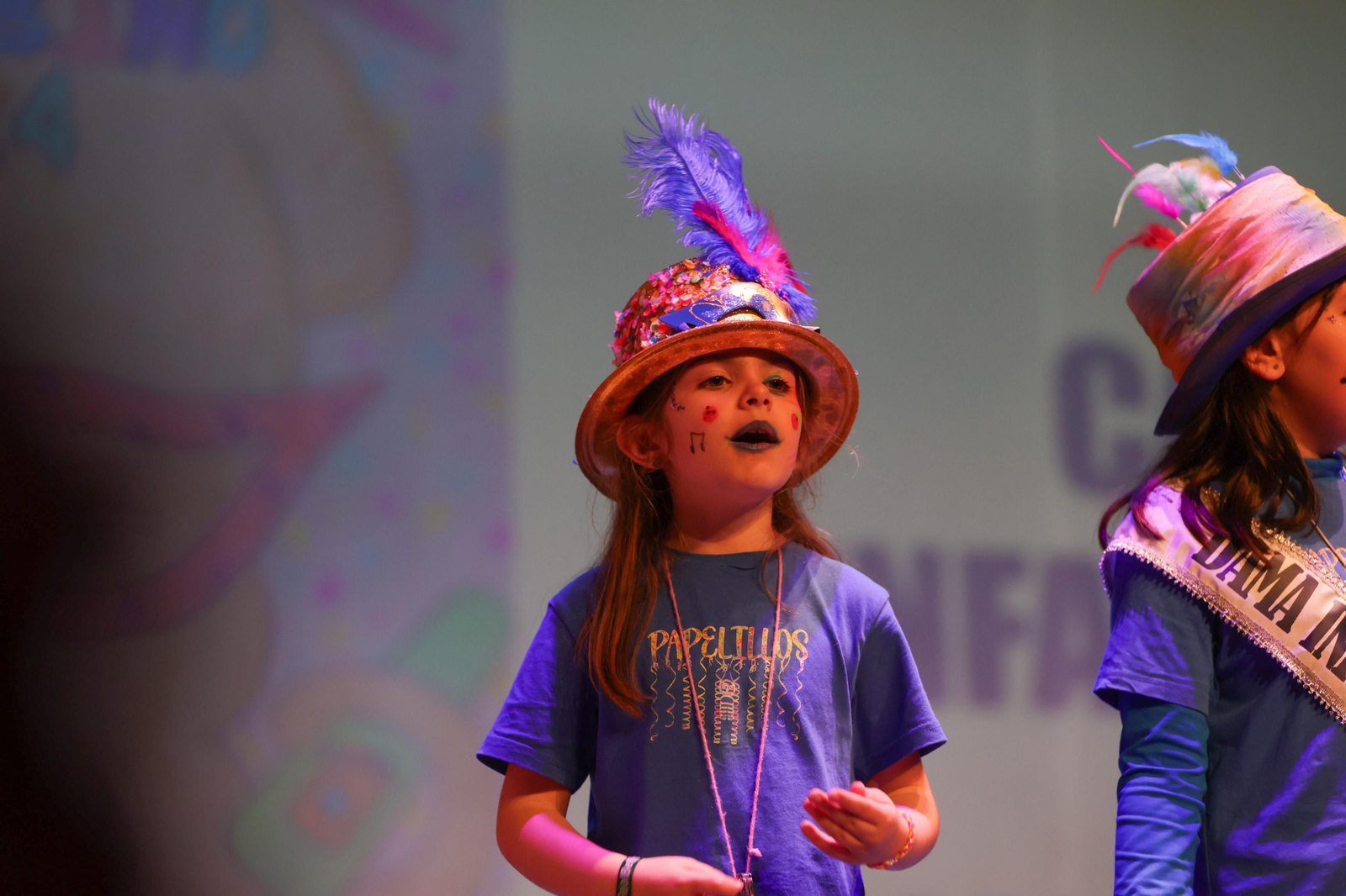 Imágenes de la actuación de la comparsa infantil de Huelva "La alegría de vivir" en el Carnaval Colombino