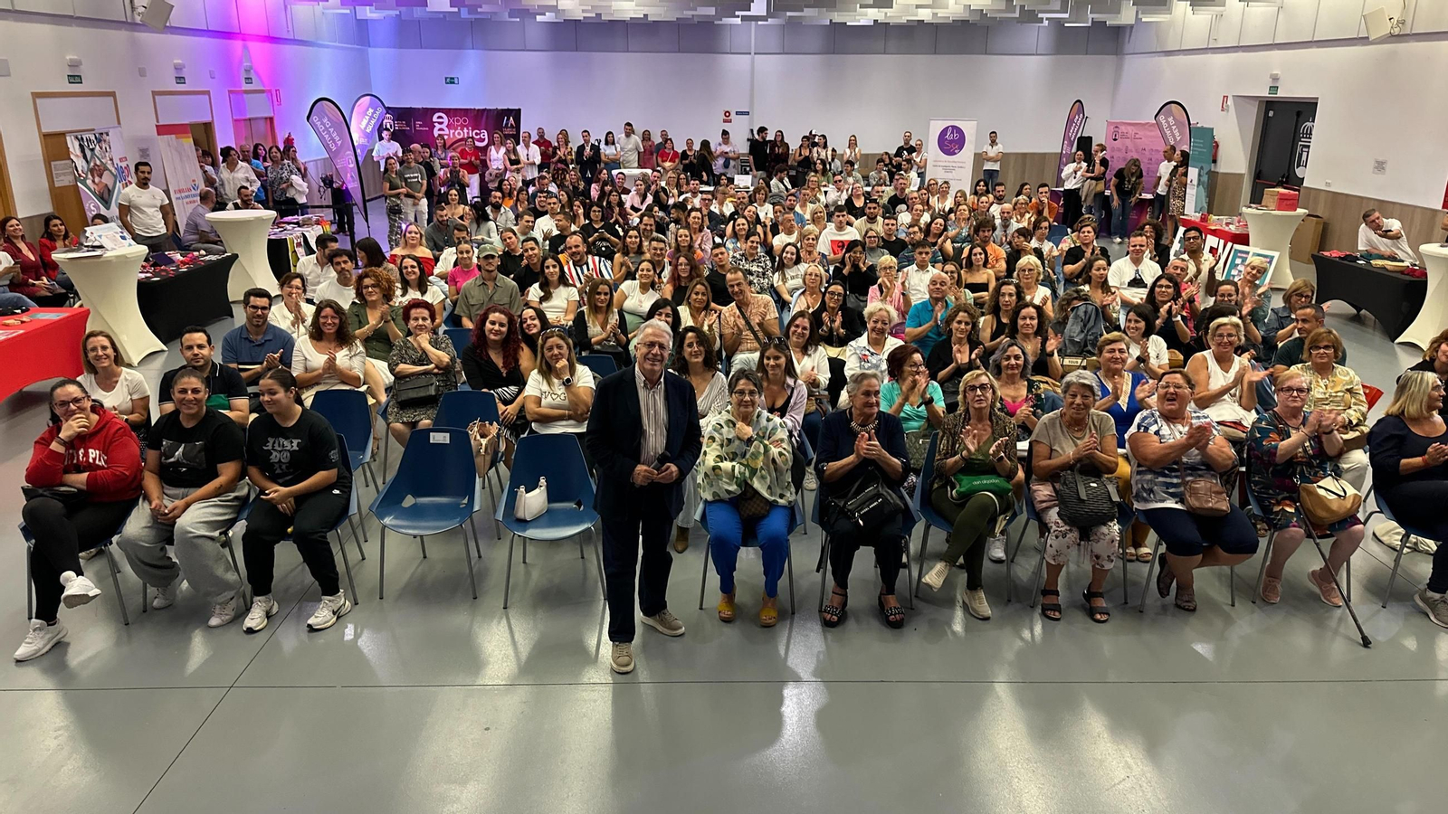 El Teatro Multiusos de Huércal de Almería se llenó de vecinos durante esta edición de la Expoerótica