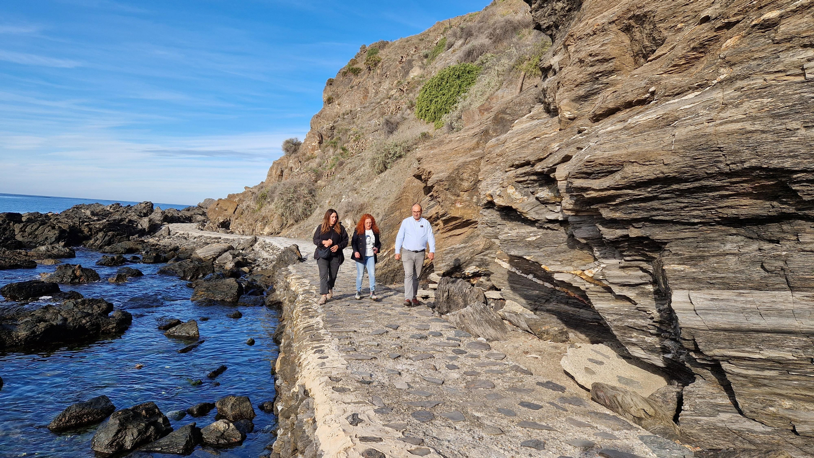 Salobreña pondrá en valor sus acantilados y fondos marinos, e instalará un mirador transparente junto al mar