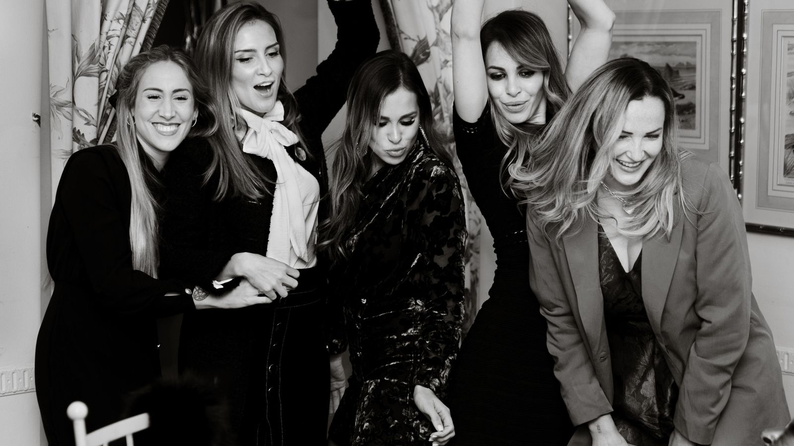 Las 'influencers' participantes en el CosmetikTrip de Sevilla disfrutando de un rato divertido.