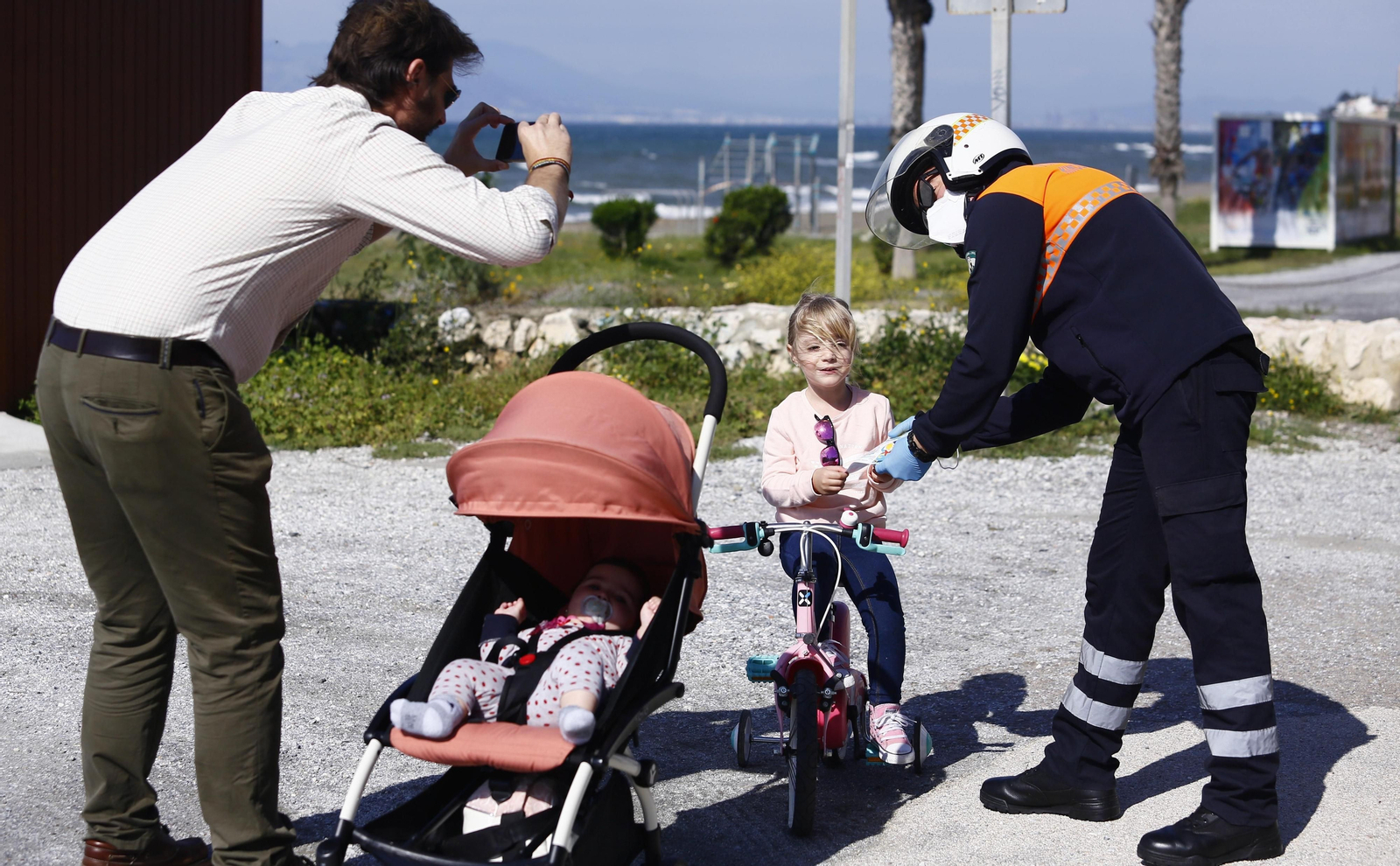 Coronavirus en Málaga: Los niños vuelven a la calle tras un largo confinamiento