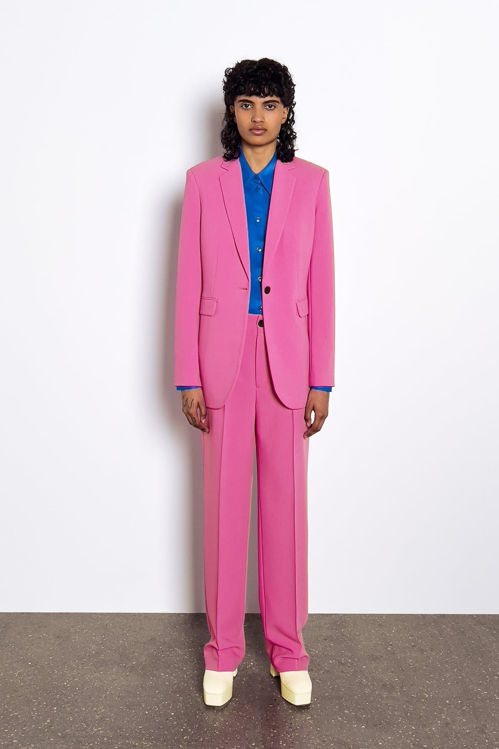 Traje de chaqueta rosa de Zara. Traje de chaqueta rosa de Zara.
