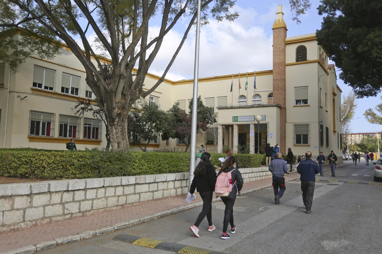 Entrada del edificio principal de instituto La Rosaleda.