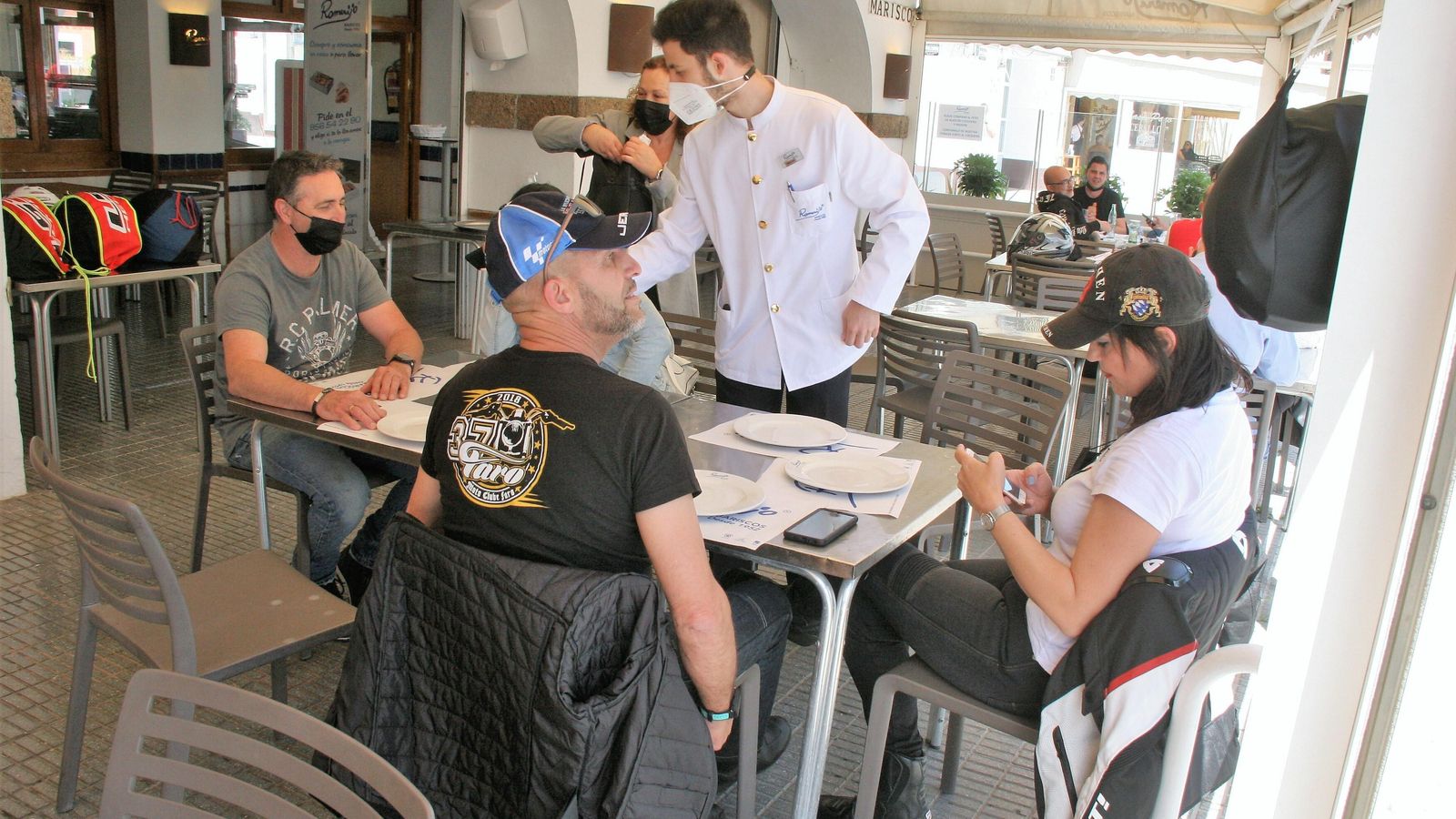Moteros sentados en una terraza de El Puerto en una edición anterior.