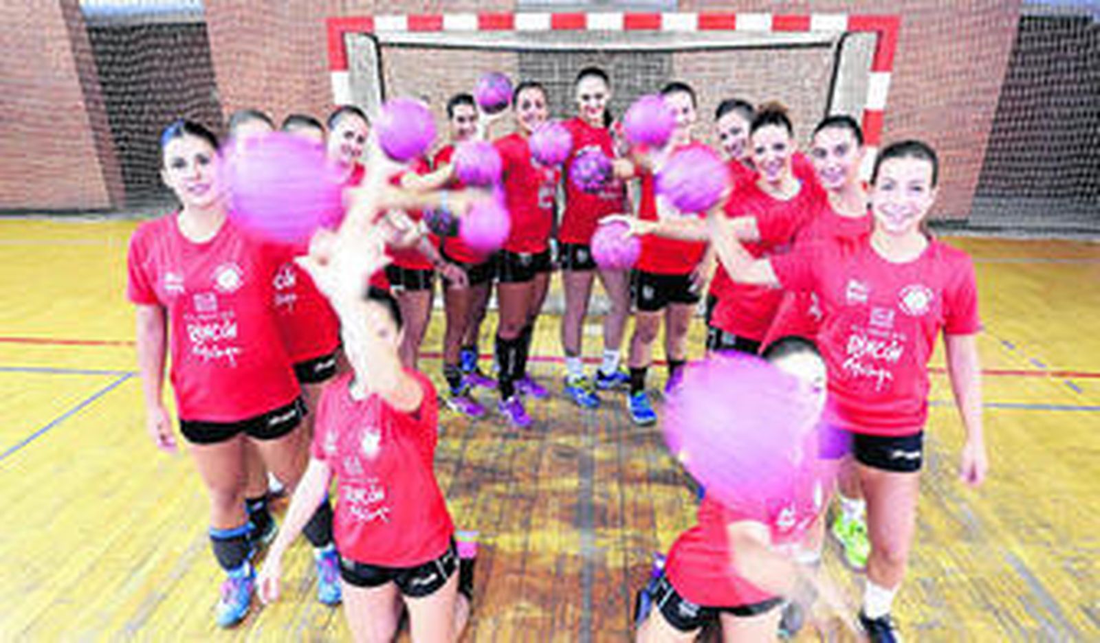 La plantilla del Clínicas Rincón posa para este periódico antes de un entrenamiento.